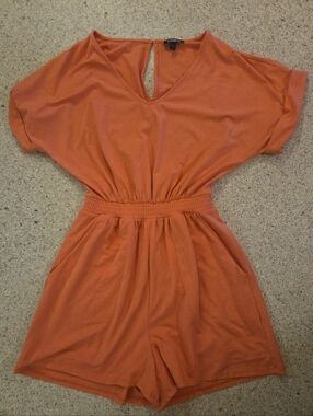 Express Orange Peach Size Small V-Neck Romper Womans Shirt Sleeve One Piece
